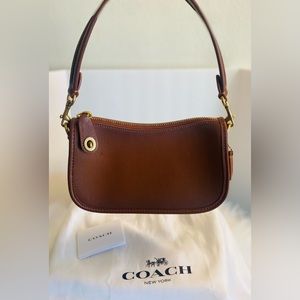 Coach Swinger Glovetanned
Leather Small Shoulder Bag